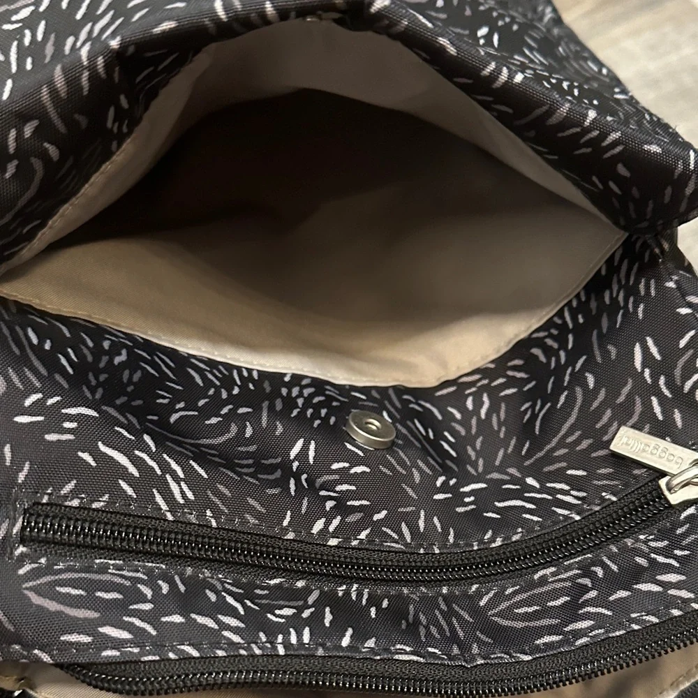 Baggallini Modern Pocket Black and White Patterned Crossbody Bag
